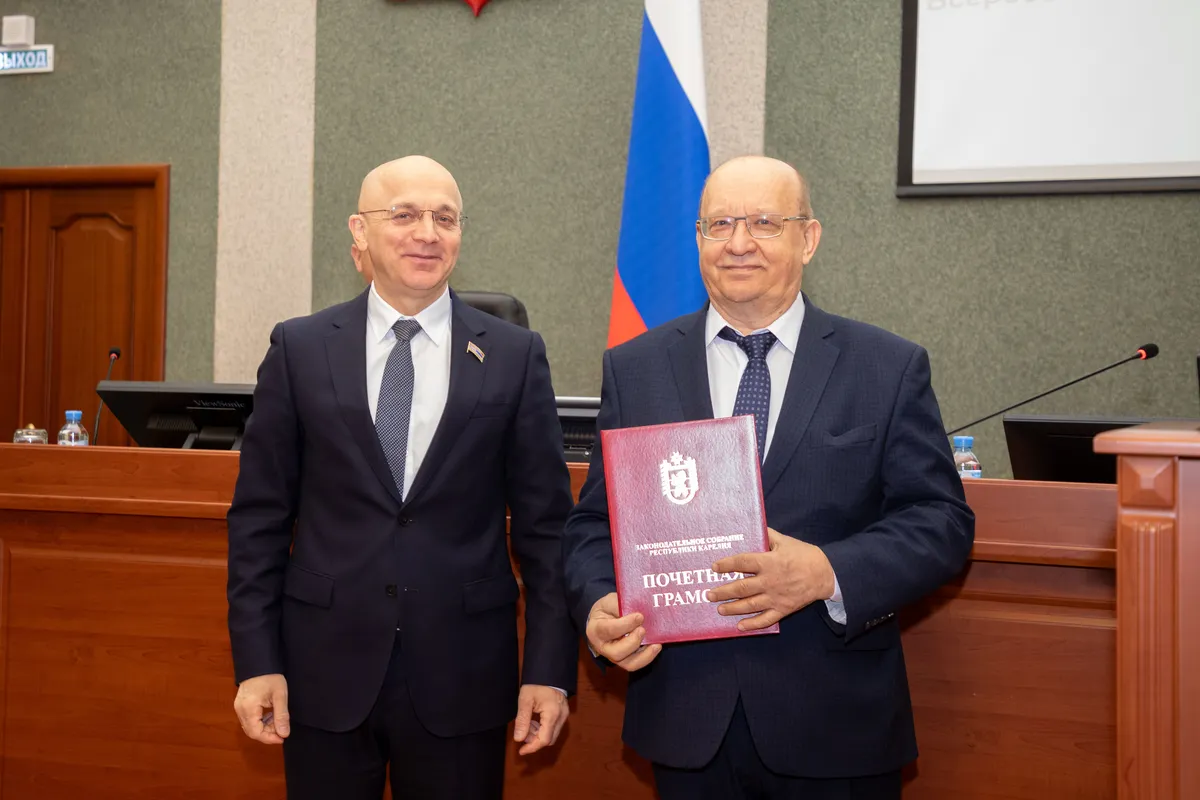 Элиссан Шандалович вручает Почетную грамоту Законодательного Собрания Республики Карелия Юрию Шабанову